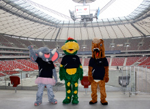 Stadion Narodowy z chodzącymi maskotkami w tle